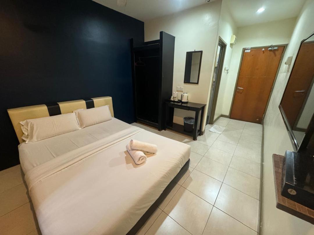 Alia Express Ferringhi Hotel 2*